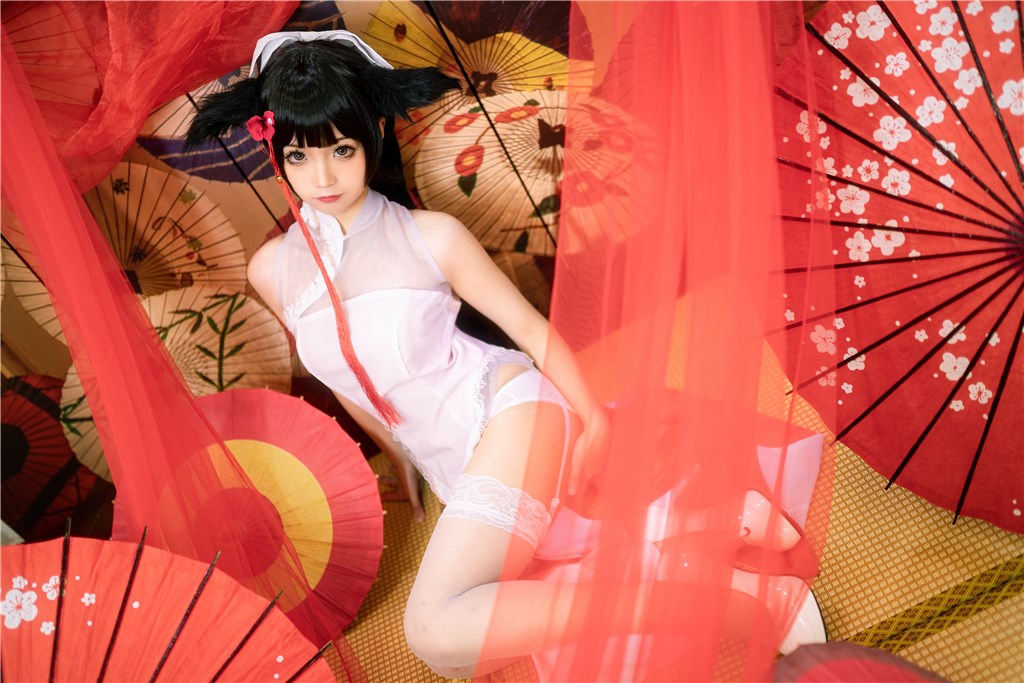 吃瓜资讯速递：幕后花絮中，两位明星靠得如此之近，仿佛有秘密